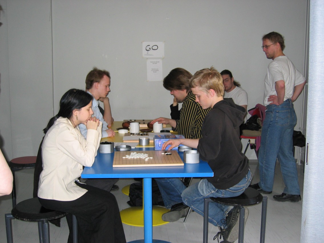 Turku Hayashin edustajat esittelemässä gon pelaamista
